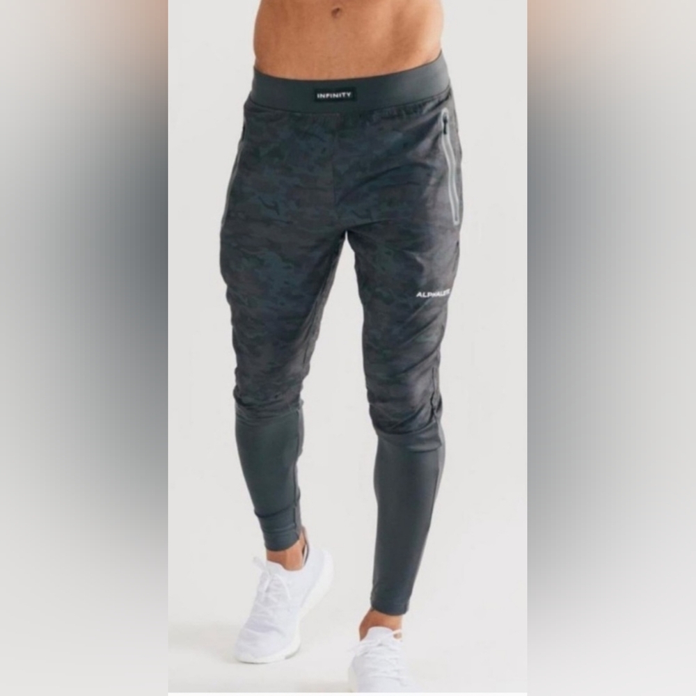 Alphalete Infinity Tech Pant Joggers in Terrain Camo, Size M